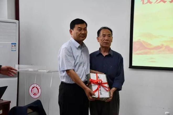 家张振国向山建大捐赠作品的文化意义尊龙凯时网站翰墨丹心报桑梓——书法(图4)