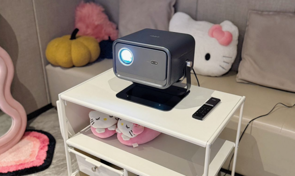 a投影仪618夺得1LCD投影GMV第一！z6尊龙网站再创佳绩！大眼橙C2 Ultr(图2)